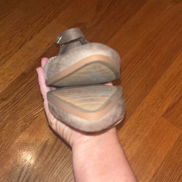 Brash low heeled sandals size 8 tan faux suede - Picture 6 of 6